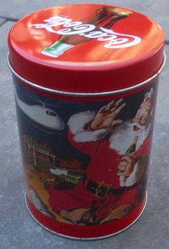 7621-10 € 2,50  coca cola voorraadblik kerstman doorsnee 8 cm hoogte 12cm